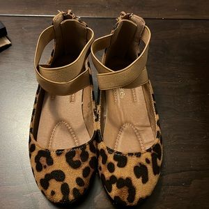 Only worn once. Great condition. Size 13 girls shoes.